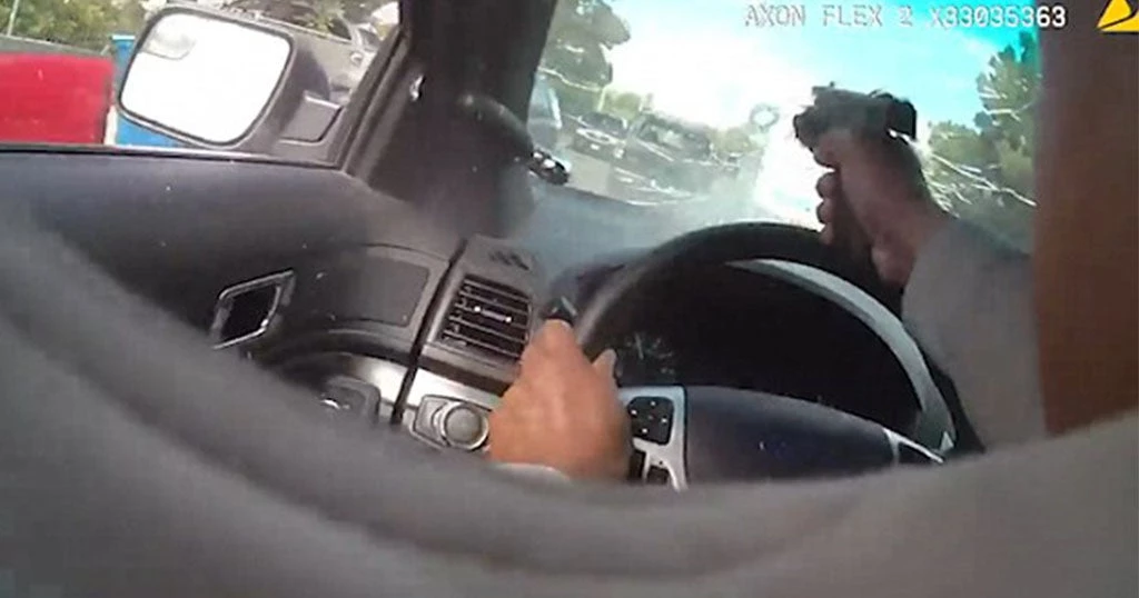 Σαν ταινία δράσης: Αστυνομικός πυροβολεί μέσα από το παρμπρίζ του για να σκοτώσει ύποπτο για φόνο – Βίντεο